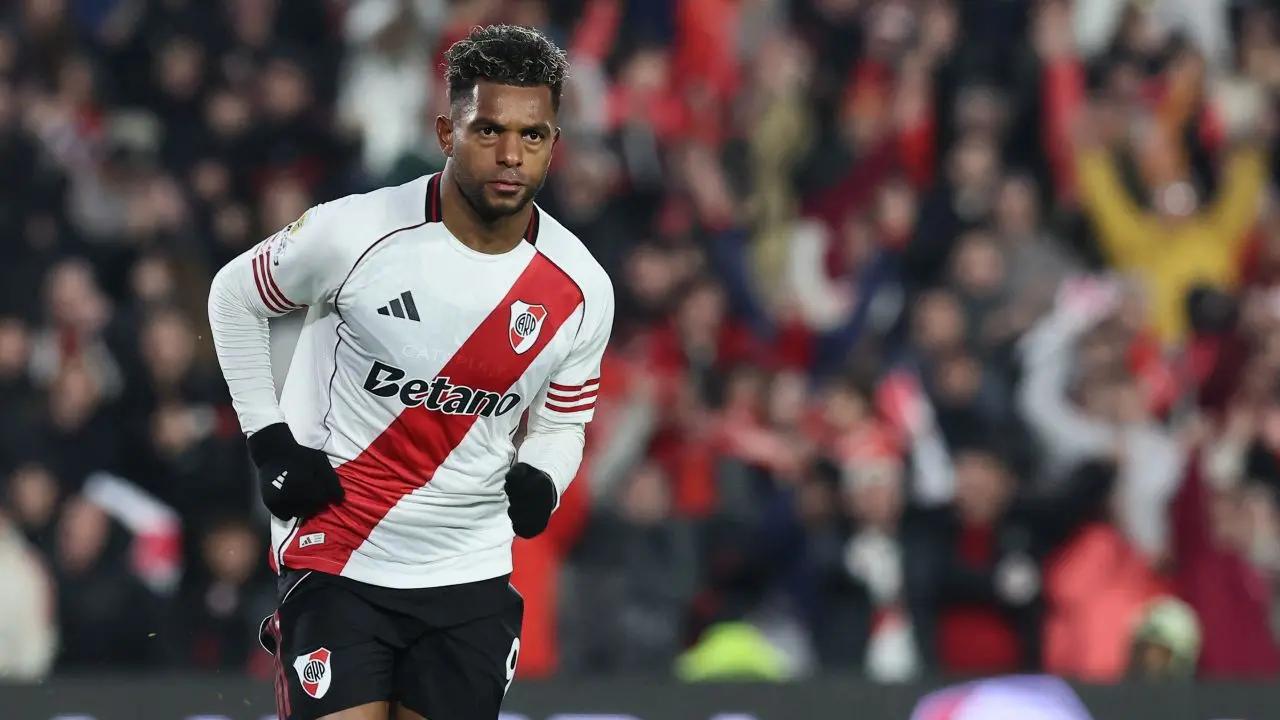Golazo y récord histórico de Miguel Ángel Borja con River Plate; vea la anotación.