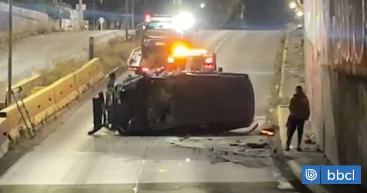Colisión termina con vehículo cayendo a paso bajo nivel de Departamental en la RM
