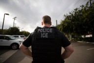 ICE libera a la madre de un infante de marina en San Diego, pero su esposo fue deportado