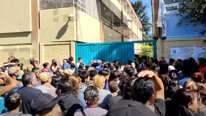Alumno muere dentro de escuela secundaria en Iztapalapa; estudiantes reportan disparos