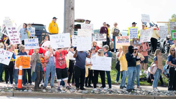 Crowd lines Beckley Road for No Kings protest