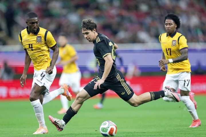 México mejora, pero no pasa del empate con Ecuador