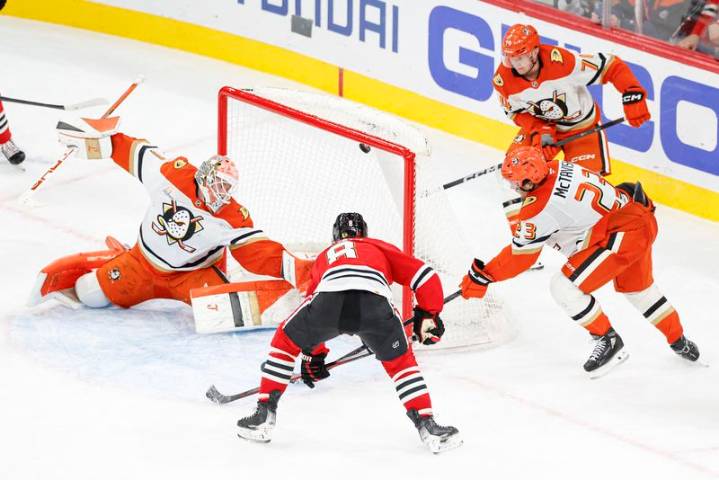 NHL roundup: Unlikely hero lifts Red Wings to 5th straight win
