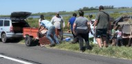 Tras el vuelco del camión, la gente «se sirvió» los cerdos