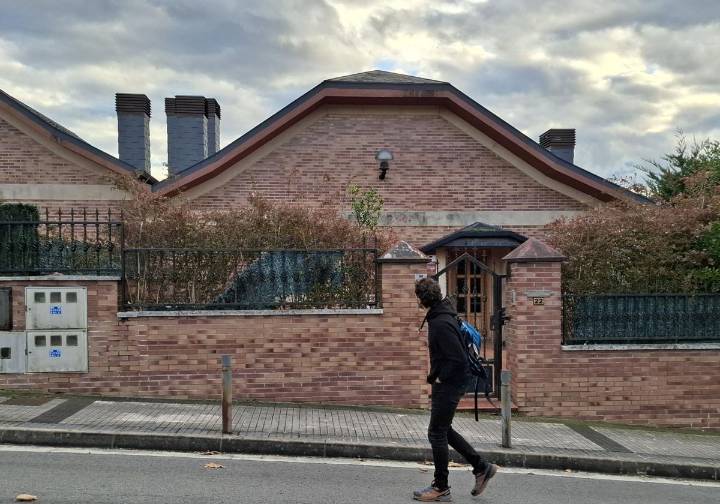 Desahucian a once personas, entre ellas un niño y una embarazada, que vivían subarrendados en una casa en Egia