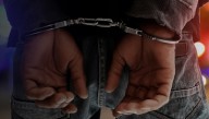Hombre con Green Card en trámite es arrestado por ICE tras dejar a su hijo en la parada del autobús