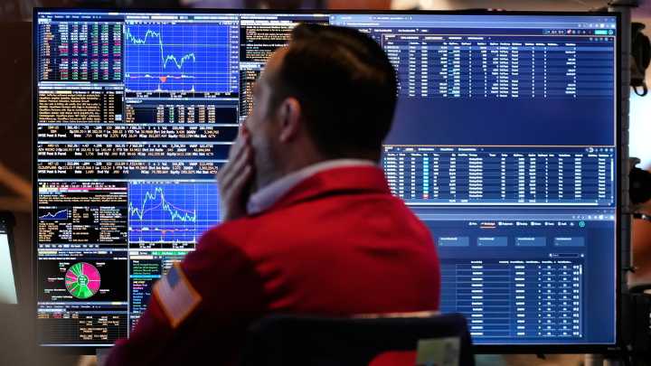 CBS News poll finds negativity on economy, job market and concerns about AI's impact