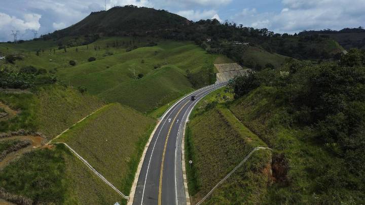 Tras bloqueos, apertura de la vía Remedios–Vegachí se acordó para el 10 de noviembre ¿Cumplirán?