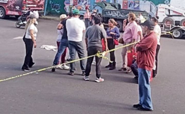 Cierran calles para exigir agua en la Álvaro Obregón