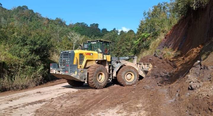 Más de 50 comunidades siguen incomunicadas por deslaves en Hidalgo