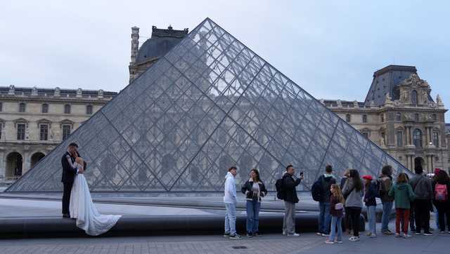 A timeline of the jewel heist at the Louvre in Paris