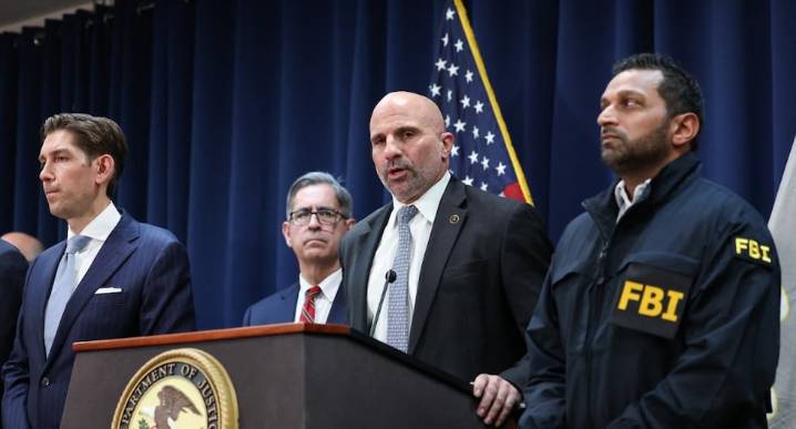 Escándalo en la NBA: FBI arresta a entrenador y jugador por apuestas ilegales