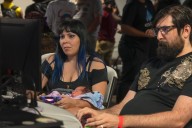 Mamá genera debate tras ganar torneo de Mortal Kombat jugando con su hija recién nacida en brazos