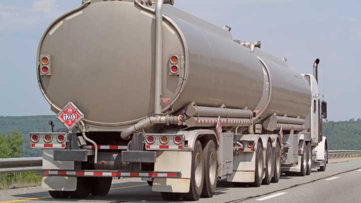 Elementos de seguridad aseguran 76 mil litros de hidrocarburo en la carretera Monterrey