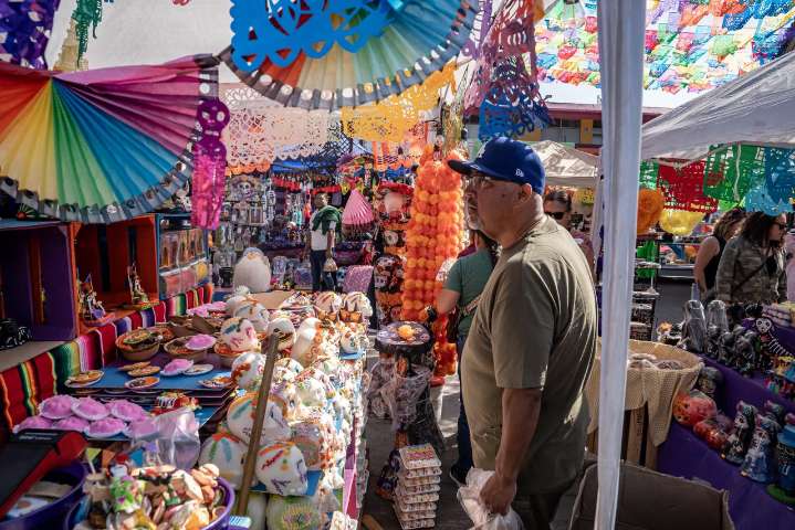 El espíritu del Día de Muertos llena de color los pasillos del Mercado Hidalgo