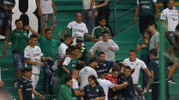 Desmanes, golpes y más entre hinchas, en la tribuna del Palmaseca; se filtra video
