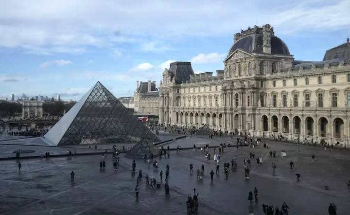 Robo en el Louvre: se llevaron joyas de Napoleón y Francia cerró el museo por 24 horas