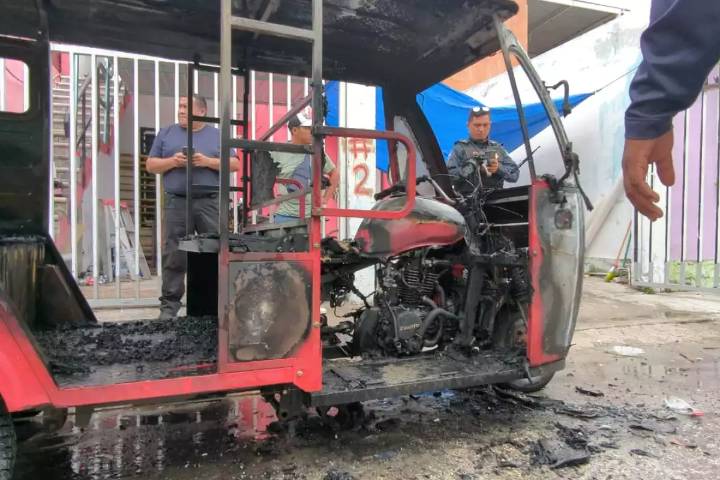 Pochimóvil queda reducido a cenizas en Ciudad del Carmen