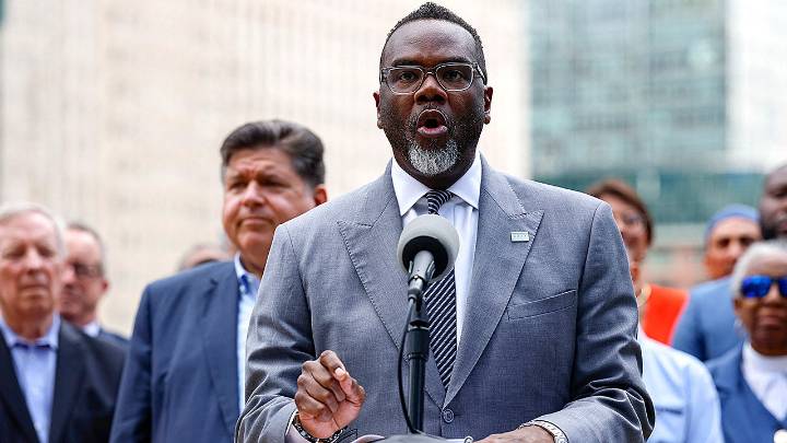 Chicago mayor signs executive order banning ICE operations on city property