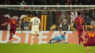 Surrealista triple penalti fallado por la Roma