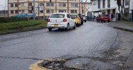 Ciudadanos exigen atención a los huecos en la avenida Paralela en Manizales