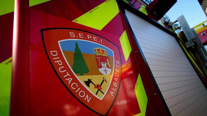 Incendio de un taller mecánico en Caudete: ha afectado a cinco coches y a un remolque con 200 neumáticos