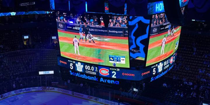 Toronto Maple Leafs show Blue Jays' ALDS win in arena
