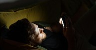 ¿Usas el celular antes de dormir? Autoridades emiten ALERTA por el peligro del "vamping"