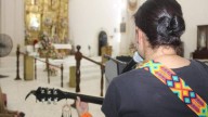 Martha en su canto y su guitarra ha encontrado un oficio dedicado a Dios y a la Virgen del Rosario