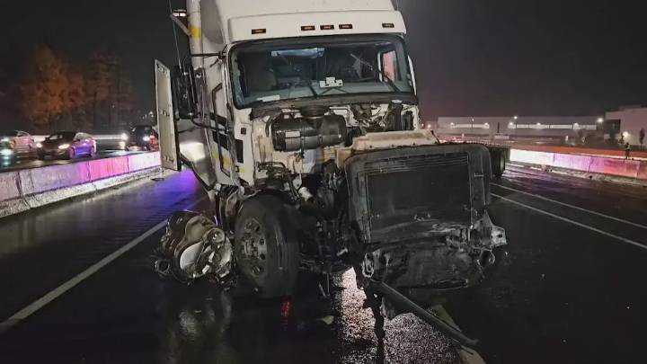 Highway 401 express lanes reopened after tractor-trailer smashed highway median: OPP