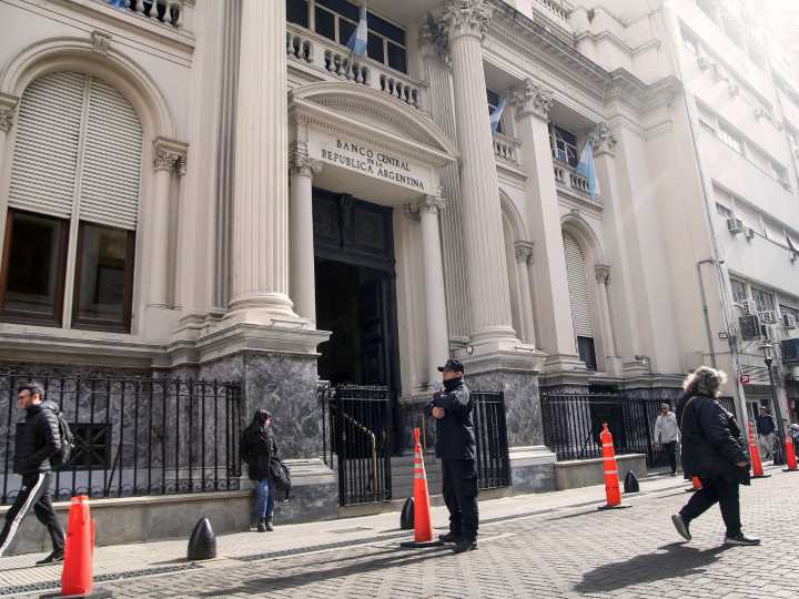 Con un canje de bonos, Caputo le dio más poder de fuego al Banco Central para mantener el dólar bajo control