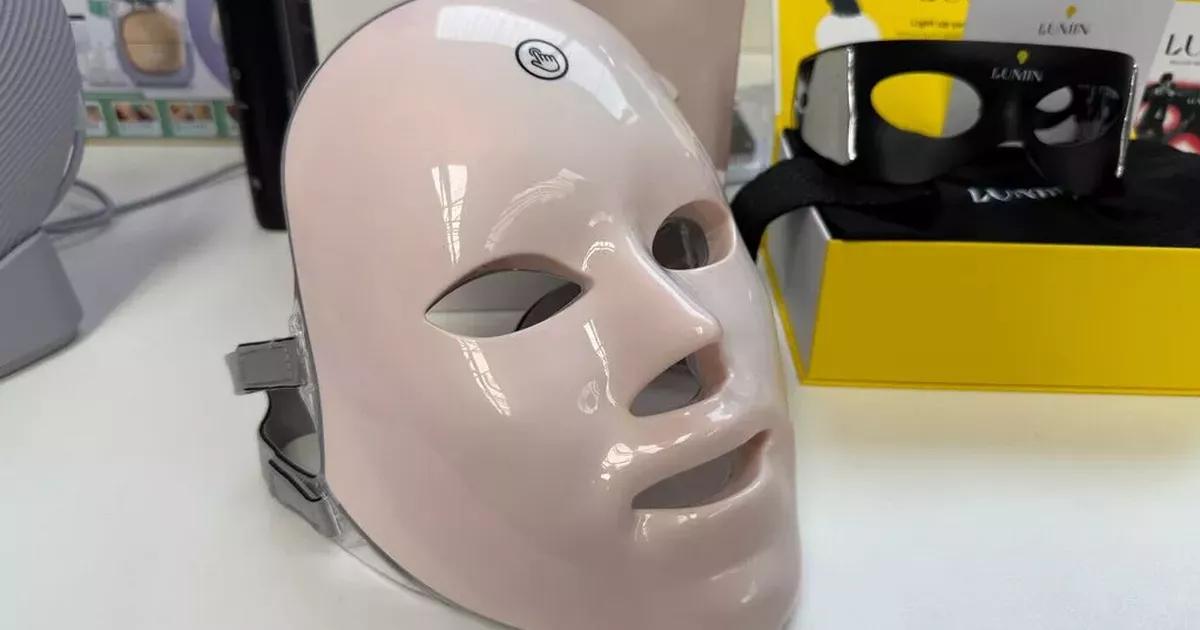 Boots Black Friday shoppers race to buy £75 LED mask This Morning expert hailed as 'best value'