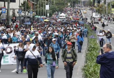 Cientos de maestros protestan en Bogotá para exigir mejoras en su sistema de salud