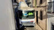 Vecinos de la parte antigua de Cáceres denuncian "destrozos" por el paso de una hormigonera por la calle Consolación en dirección prohibida