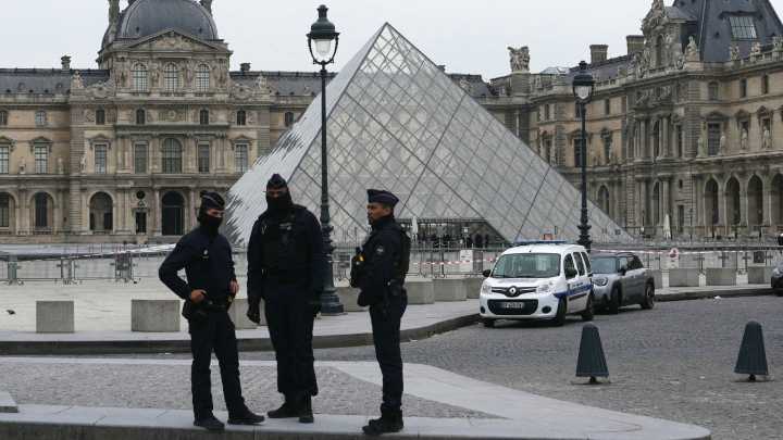 Ladrones roban joyas de «valor inestimable» en el museo del Louvre