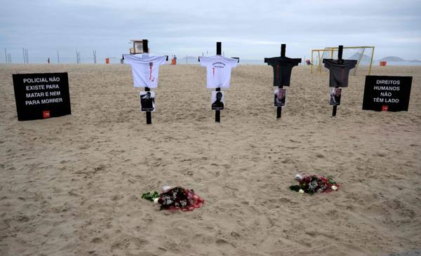 Cruces en la arena: el homenaje que silenció la playa más famosa de Río de Janeiro