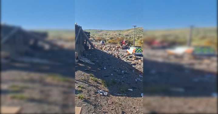 Dos personas fallecidas deja volcamiento de camión en la Ruta 5 Norte: transportaban cigarros presuntamente de contrabando