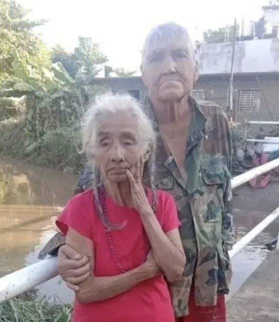 Muere abuelita que sobrevivió abrazada a su esposo en las inundaciones en México