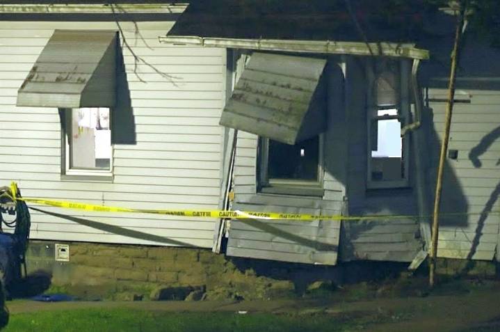 Car crashes into Weathersfield home