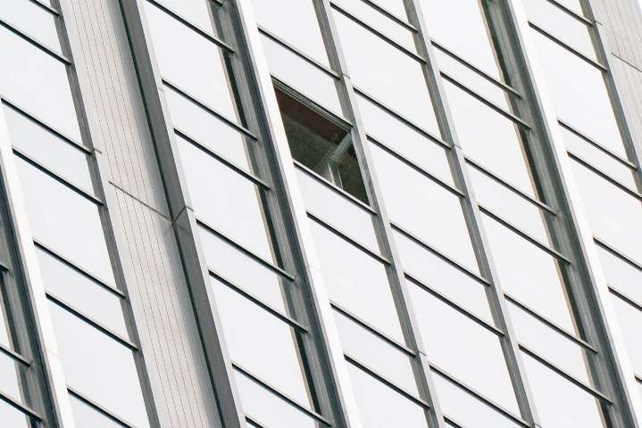 Glass window falls 400 feet from skyscraper to Manhattan street
