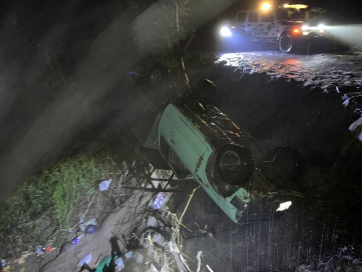 Vuelca camioneta que transportaba víveres para San Bartolo Tutotepec