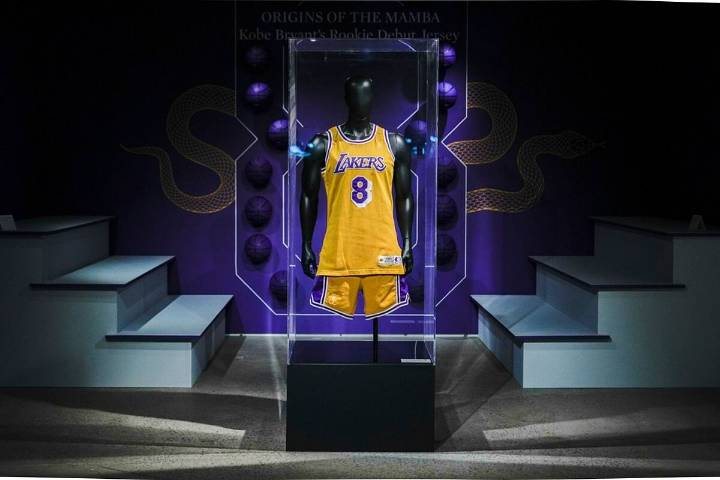 La primera camiseta número 24 de Kobe Bryant con los Lakers se vende por 889 mil dólares