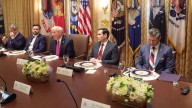 El jefe del Pentágono se hace viral por su 'corbata rusa' en la reunión con Zelenski, y J.D. Vance lo comenta