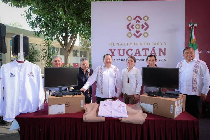 Joaquín Díaz Mena entrega equipo de cómputo y uniformes al personal de la UPN