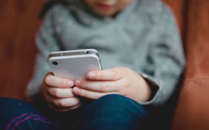 Estudio revela que los niños con control parental en celulares duermen y estudian mejor