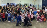 Yoel Hernández cantó junto a los chicos de la Escuela Nº 3 de Trelew