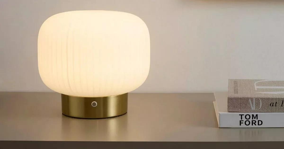 Shoppers 'immediately order two' table lamps 'perfect for areas with no socket'
