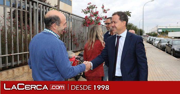 El alcalde se reúne con empresarios del polígono para explicar la actuación urgente de mejora del asfaltado de la calle Ventalomar