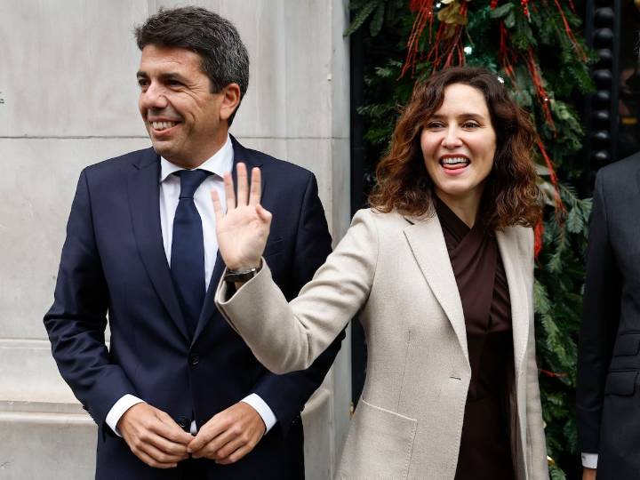 Hacer opcional el castellano y contratar profesores que no han acabado la carrera: las peticiones inviables de Mazón y Ayuso