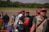 Trasladan vía aérea personal de Bienestar para censo de afectados por lluvias